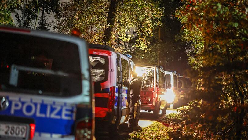 Die Polizei war am Freitag in einem Wald im Einsatz, wo das Fahrzeug des Tatverd&auml;chtigen gefunden wurde.