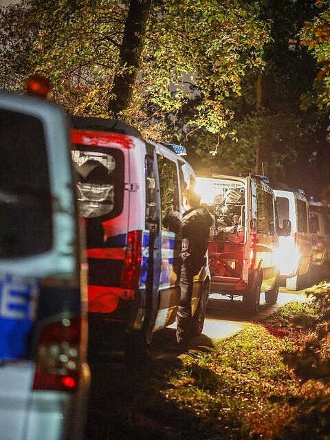 Die Polizei war am Freitag in einem Wald im Einsatz, wo das Fahrzeug des Tatverd&auml;chtigen gefunden wurde.