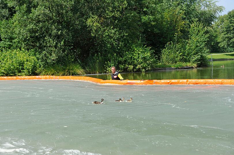 Irre haben Feuerlöscher-Pulver auf einem See in Perlach verspritzt - Mit speziellen Barrieren versuchte die Feuerwehr, den kontaminierten See zu reinigen. Der Einsatz dauert stundenlang. Die Bilder