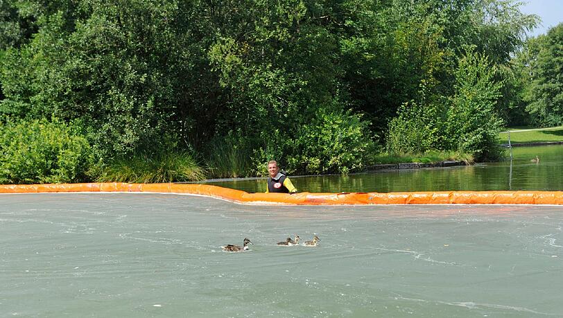 Irre haben Feuerlöscher-Pulver auf einem See in Perlach verspritzt - Mit speziellen Barrieren versuchte die Feuerwehr, den kontaminierten See zu reinigen. Der Einsatz dauert stundenlang. Die Bilder Irre haben Feuerlöscher-Pulver auf einem See in Perlach verspritzt - Mit speziellen Barrieren versuchte die Feuerwehr, den kontaminierten See zu reinigen. Der Einsatz dauert stundenlang. Die Bilder