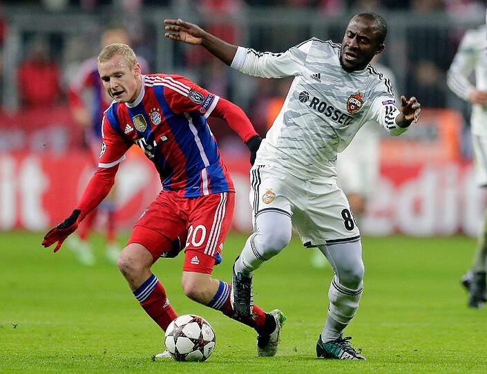 SEBASTIAN RODE: NOTE 3

Hatte in der Defensive kaum etwas zu tun, sah dann aber beim Kopfball von Doumbia schlecht aus. Viel lief über ihn in den ersten Minuten, tauchte mit zunehmender Spieldauer aber ab, musste die Löcher von Gaudino stopfen. Erzielte mit dem Treffer zum 2:0 sein erstes Champions-League-Tor.