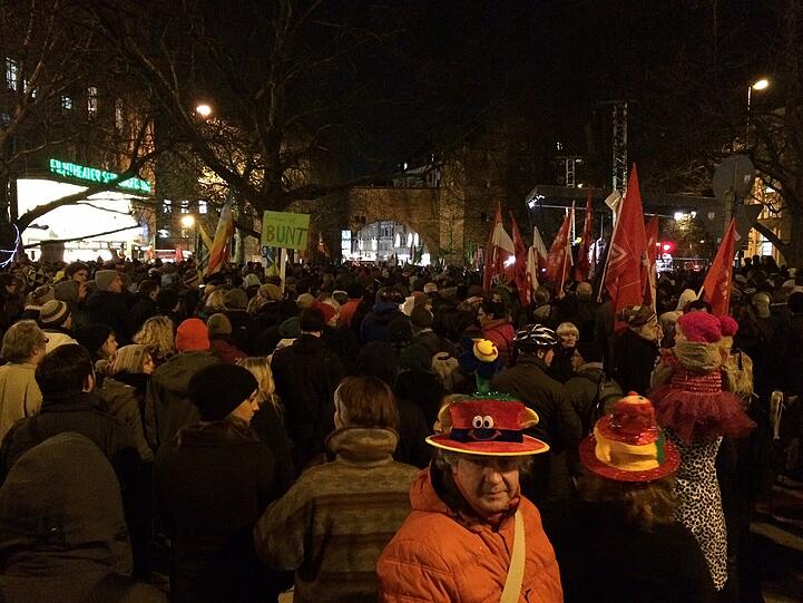 Derzeit ein montägliches Ritual in München: Nopegida vs. Pegida. Auch heute gehen wieder tausende Münchner gegen Hass und Ausgrenzung auf die Straße.
