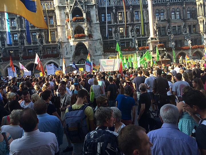 Hunderte demonstrieren gegen die Bagida-Kundgebung.