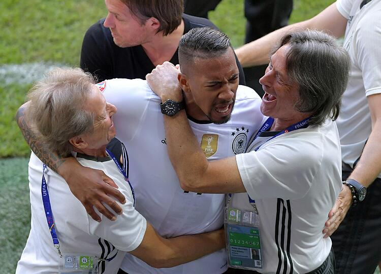 Jerome Boateng feiert sein erstes EM-Tor mit der medizinischen Abteilung an der Seitenlinie.