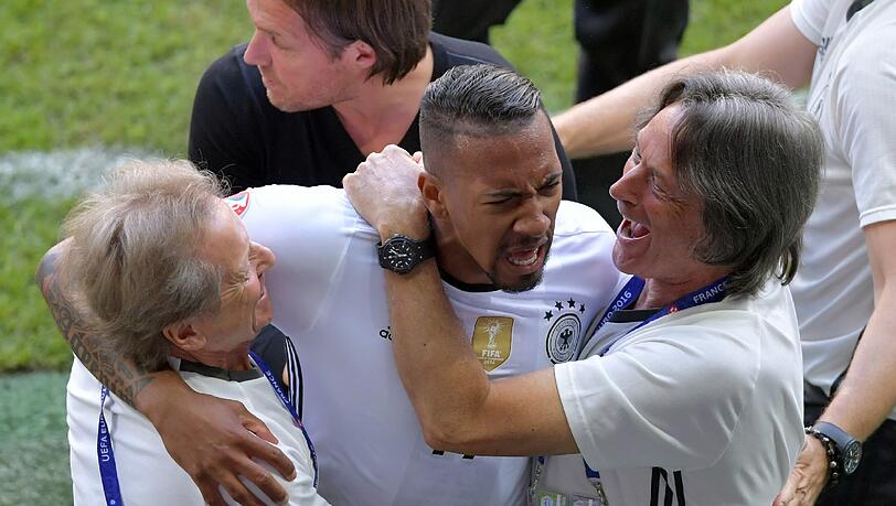 Jerome Boateng feiert sein erstes EM-Tor mit der medizinischen Abteilung an der Seitenlinie. Jerome Boateng feiert sein erstes EM-Tor mit der medizinischen Abteilung an der Seitenlinie.