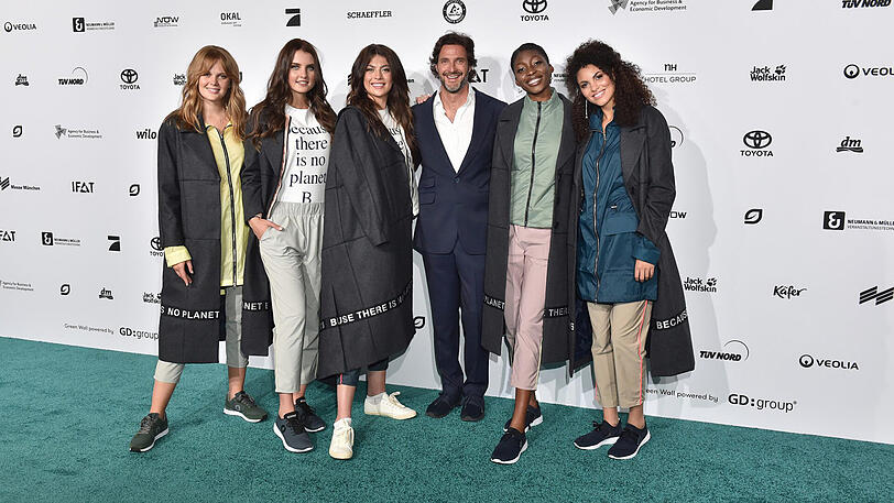 Die GNTM-Teilnehmerinnen Pia, Jennifer, Christina, Toni, Julianna mit Javier Goyenecke.