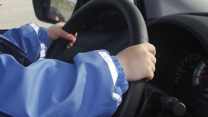 Ein Achtjähriger hat mit dem geklauten Auto seiner Eltern einen Unfall gebaut. (Symbolbild)