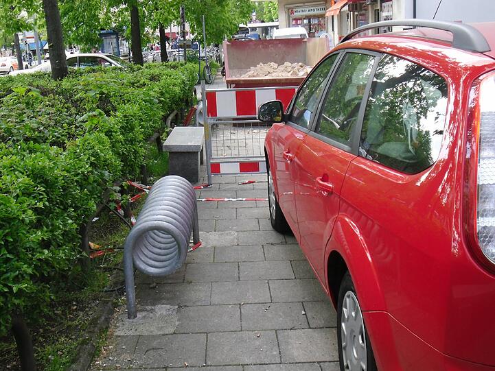 Auch der Fahrradständer ist nicht zugänglich.