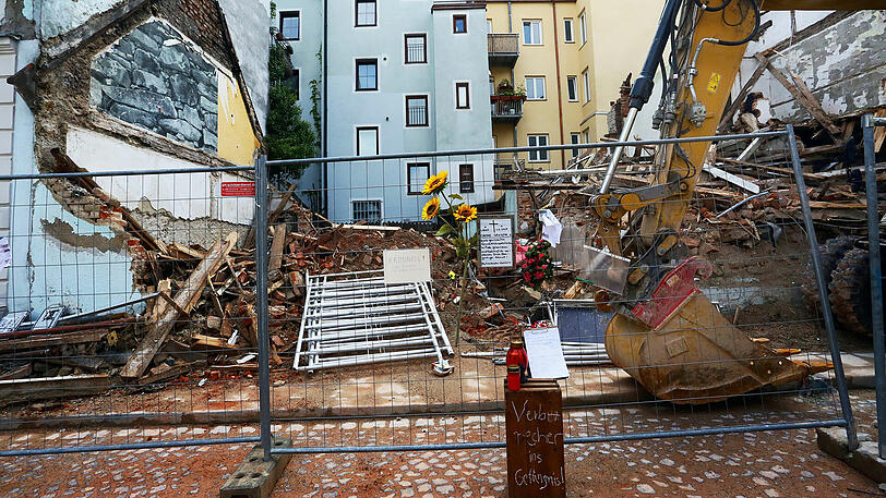Das ehemalige Uhrmacherhäul in der Oberen Grasstraße in Giesing: Die Stadt lässt nun die Überreste sichern.