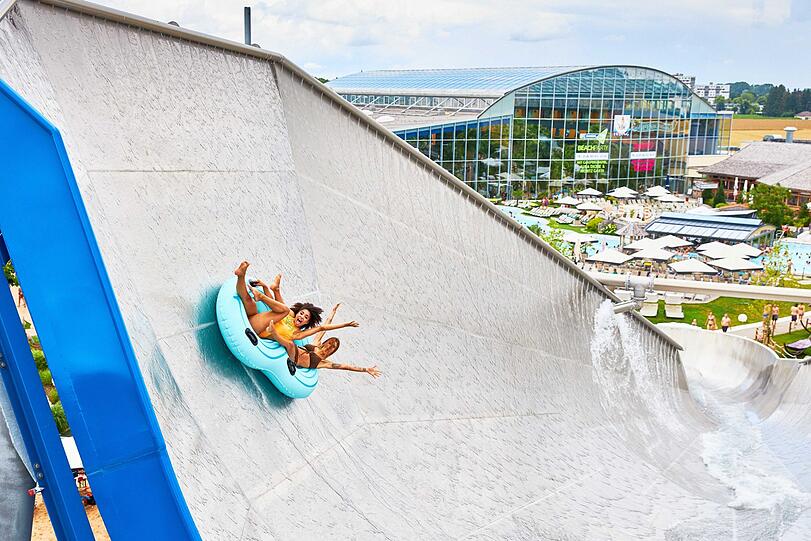 Aline und Natalia legen sich ordentlich ins Zeug für das Foto. Bei so viel Action können einem die Haare schon mal die Sicht verdecken.