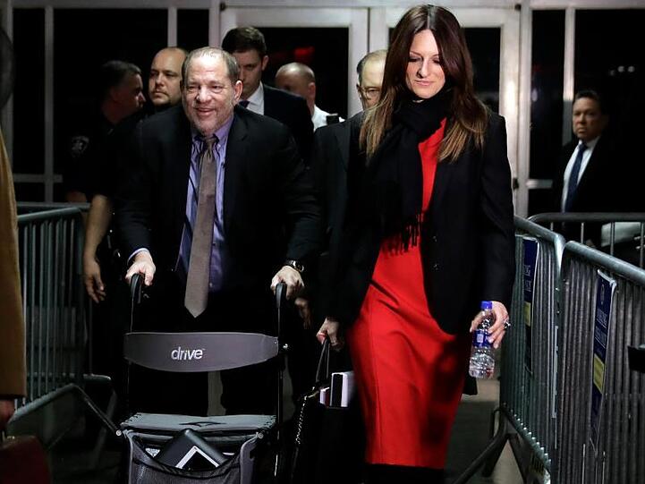 Harvey Weinstein (Mitte l) in Begleitung seiner Anwältin Donna Rotunno.