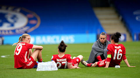 Geplatzt ist der Traum vom Champions-League-Titel: die FC-Bayern-Frauen nach der Niederlage gegen Chelsea am Boden.