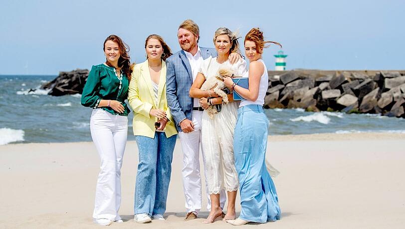 Die niederländischen Royals von links nach rechts: Prinzessin Ariane, Prinzessin Amalia, König Willem-Alexander, Königin Máxima (mit Pudel Mambo) und Prinzessin Alexia.