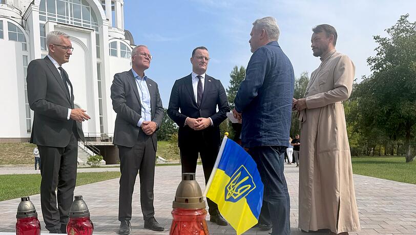 Die Fraktionschefs Spahn und Miersch in der Gedenkstätte für die Opfer der russischen Besatzung in Butscha.