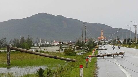 Viele Strommasten knickten in dem Sturm um.