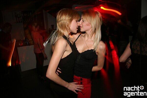 Bei der "Offiziellen Valentinstag Party" wartete das 8 Seasons mit heißen Blondinen auf. Mehr Bilder unter: www.nachtagenten.de