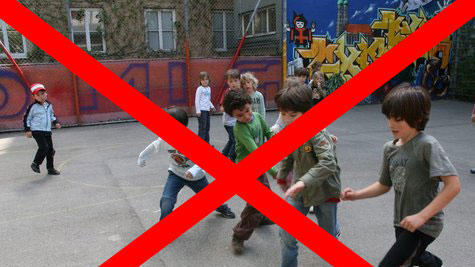 "Falls Sie Kinderlärm durch das benachbarte Bürgehaus befürchten: keine Sorge! Der Bolzplatz ist bereits unseren Bauplänen zum Opfer gefallen", heißt es im Angebot. Die Kinder auf dem Bolzplatz sind plakativ durchgestrichen.