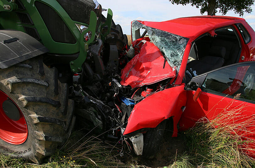 Beim Überholmanöver übersah der Fahrer den Traktor. Es kam zum Zusammenstoß. Die Bilder von der Unfallstelle.