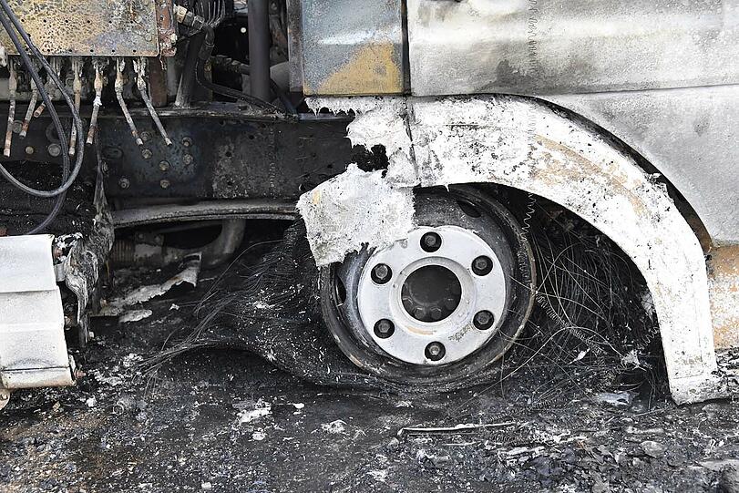 Der ausgebrannte Lkw an der A8