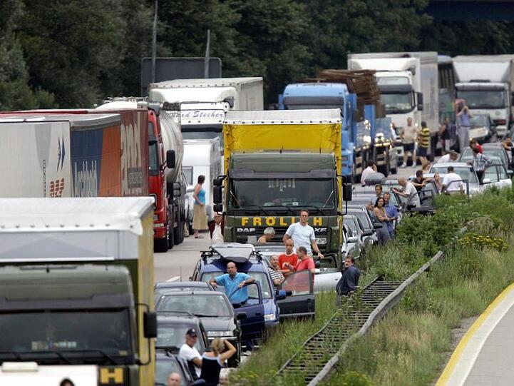 Tausende Autofahrer warten auf der Inntalautobahn bei Reischenhart auf die Weiterfahrt. Foto: Matthias Schrader/Archiv