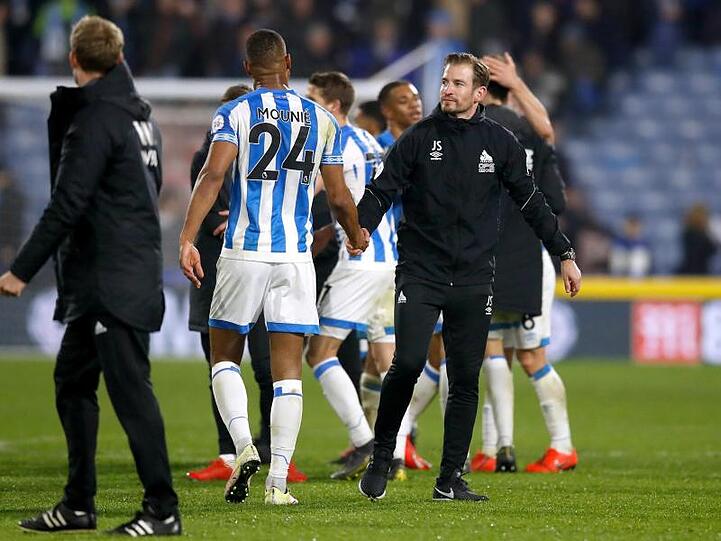 Trainer Jan Siewert (r) steht mit seinem Team Huddersfield Town als erster Absteiger der Premier League fest.