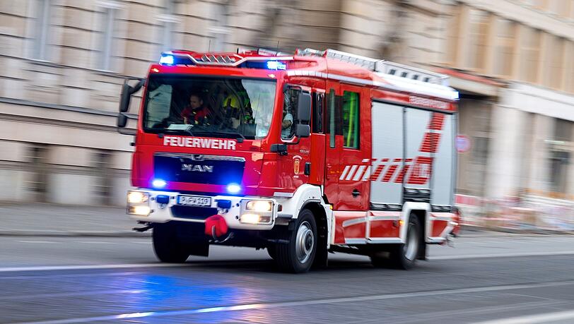Ein Feuerwehrfahrzeug ist mit Blaulicht auf Einsatzfahrt. (Symboldbild) Ein Feuerwehrfahrzeug ist mit Blaulicht auf Einsatzfahrt. (Symboldbild)