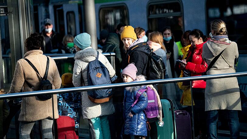 Aus der Ukraine vertriebene Menschen kommen am Berliner Hauptbahnhof an.