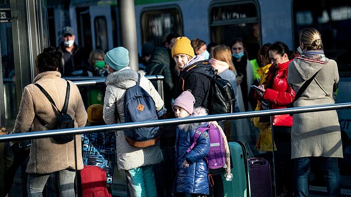 Aus der Ukraine vertriebene Menschen kommen am Berliner Hauptbahnhof an.