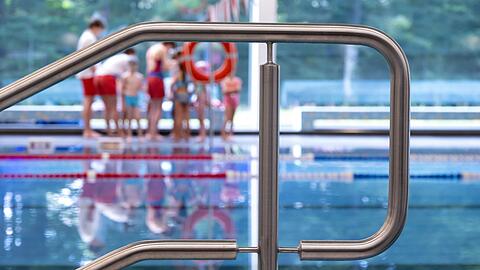 Kinder während eines Schwimmkurses im oberbayerischen Geretsried.