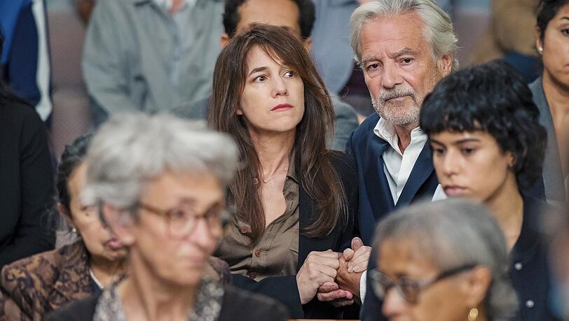 Spielen die prominenten Eltern des Angeklagten: Charlotte Gainsbourg und Pierre Arditi im Gerichtssaal.