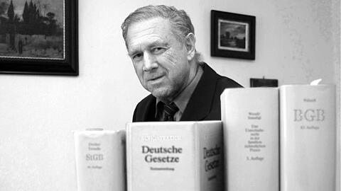 "Seinem Charisma sind alle erlegen": Star-Anwalt Hermann Messmer in seiner Kanzlei am Alten Botanischen Garten.