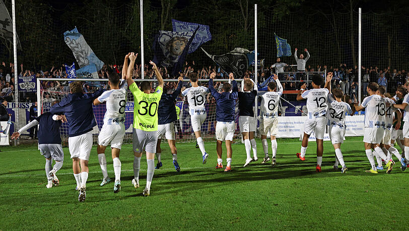 Die Mannschaft des TSV 1860 feiert den Sieg mit den Fans.