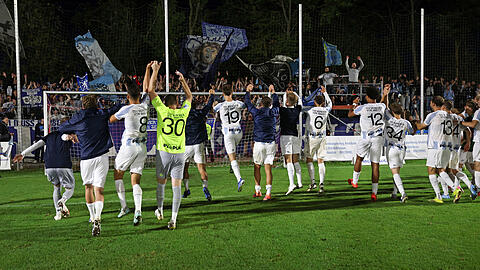 Die Mannschaft des TSV 1860 feiert den Sieg mit den Fans.