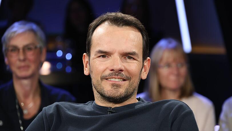 Steffen Henssler, hier als Gast der "NDR Talk Show", hat in seinem Podcast "Runde Nummer" Kritik am Medienkonsum von Kindern und Erwachsenen ge&uuml;bt.