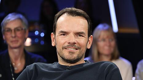 Steffen Henssler, hier als Gast der "NDR Talk Show", hat in seinem Podcast "Runde Nummer" Kritik am Medienkonsum von Kindern und Erwachsenen ge&uuml;bt.
