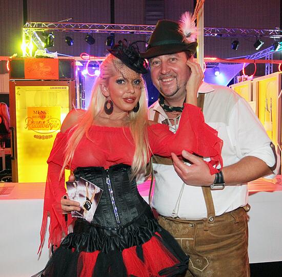 Béla Friss ist Stefanias Freund und Manager. Viel zu tun hat er in seinem Job nicht. Die Blondine wird auch ohne aufwändige Kampagnen gebucht.
