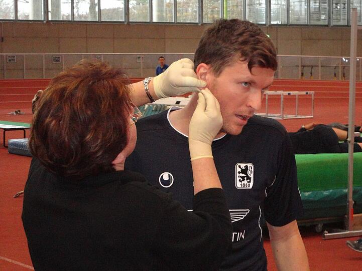 Die Löwen testeten am Donnerstagmorgen beim Laktattest in der Werner-von-Linde Halle ihre Fitness. Trainer Maurer freut sich auf die Ergebnisse und kann sich denken, welcher Spieler am besten abschneidet - Die Bilder.