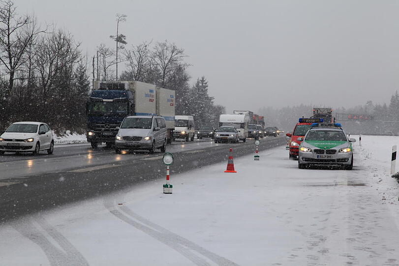Die Beifahrerin wollte in der Not noch eingreifen. Dennoch kracht das Fahrzeug nach langer Schlitterfahrt gegen einen Baum.