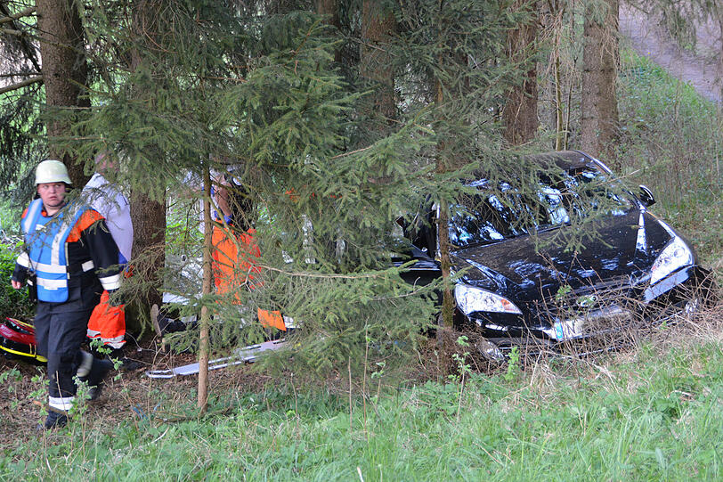 Crash mit einem Sportwagen: Weil der Hyundai-Fahrer mit überhöhter Geschwindigkeit über die Landstraße raste, kam er hinter einer Kuppe ins Schleudern.