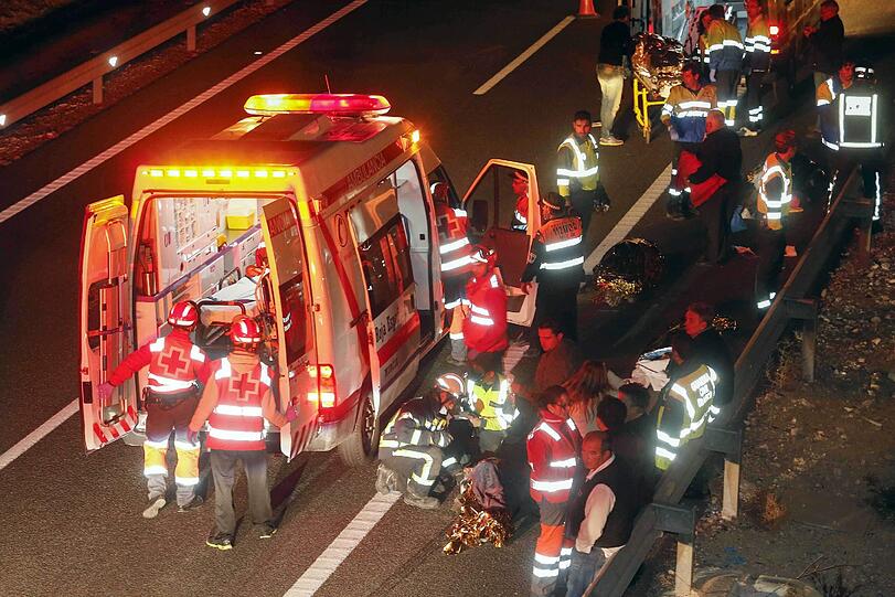 41 Menschen wurden verletzt. Hilfskräfte sind im Dauereinsatz.