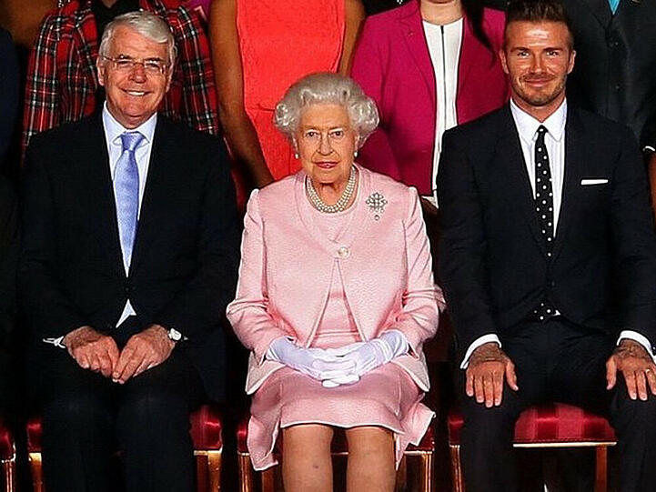 David Beckham durfte neben Queen Elizabeth II. Platz nehmen