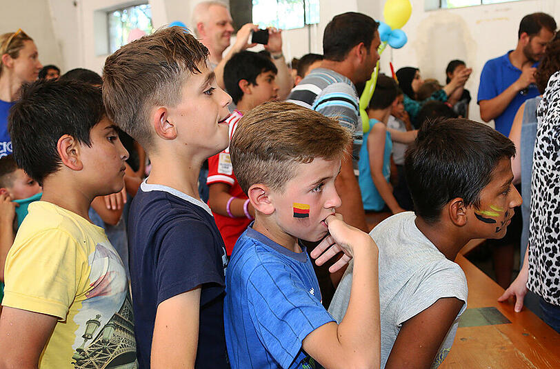 Flüchtlingskinder warten auf die Verteilung des Spielzeugs, das die Besucher mitgebracht haben.