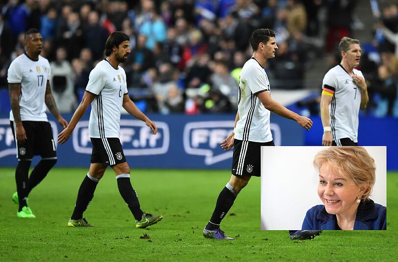 Wurden beim Länderspiel in Paris unmittelbar mit dem Terror konfrontiert: Die Nationalspieler um Jerome Boateng, Sami Khedira, Mario Gomez und Bastian Schweinsteiger (v.l.).