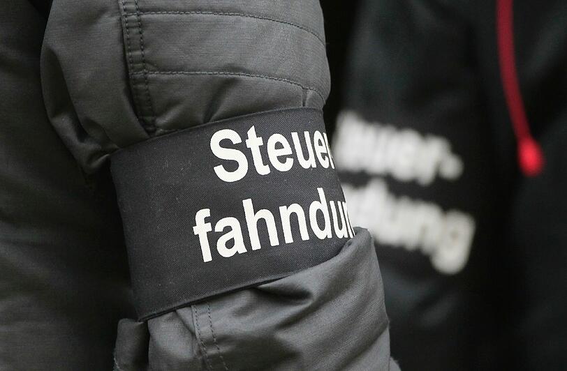 Die Polizei durchsuchte in Leipzig mehrere Gebäude. Wie der Sprecher des federführenden Landeskriminalamtes sagte, ging es unter anderem um Verstöße gegen das Waffengesetz sowie Steuerhinterziehung.