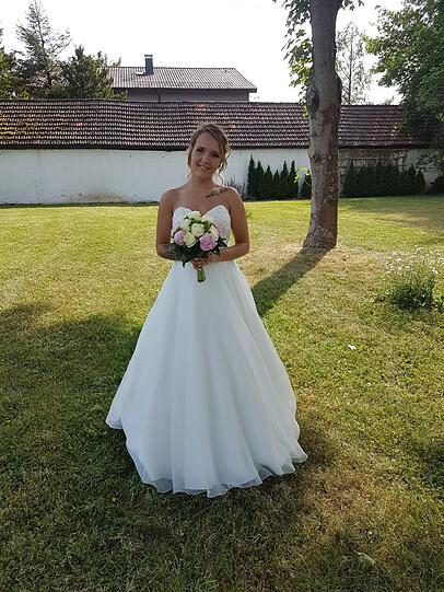 Cathi Lehner trug ein schulterfreies, bodenlanges Kleid mit einem dezenten Schleier.