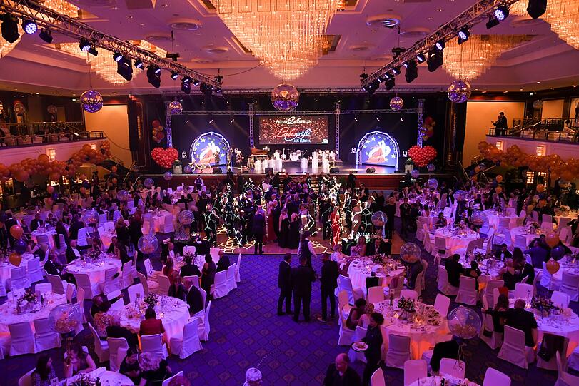 Ganz in lila Licht erstrahlte der Ballsaal im Berliner Hotel Maritim.