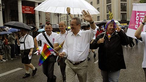 Oberbürgermeister Christian Ude mit Regenbogenfähnchen und Thomas Niederbühl mit Rosa-Liste-Shirt mit der Aktivistin Rita Braaz beim CSD 2008.