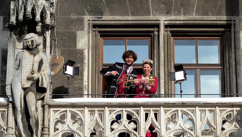 Das Faschingsprinzenpaar Margarethe I. und Berni I. auf dem Rathausbalkon: "Dieses Jahr machen wir Online-Fasching", hat die Prinzessin den wenigen Zuschauern am Marienplatz zugerufen.