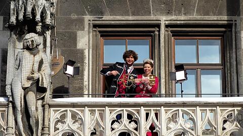 Das Faschingsprinzenpaar Margarethe I. und Berni I. auf dem Rathausbalkon: "Dieses Jahr machen wir Online-Fasching", hat die Prinzessin den wenigen Zuschauern am Marienplatz zugerufen.