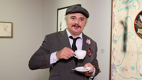 An Englishman in Düsseldorf: Pete Doherty mit einer Tasse Tee vor seinen Werken